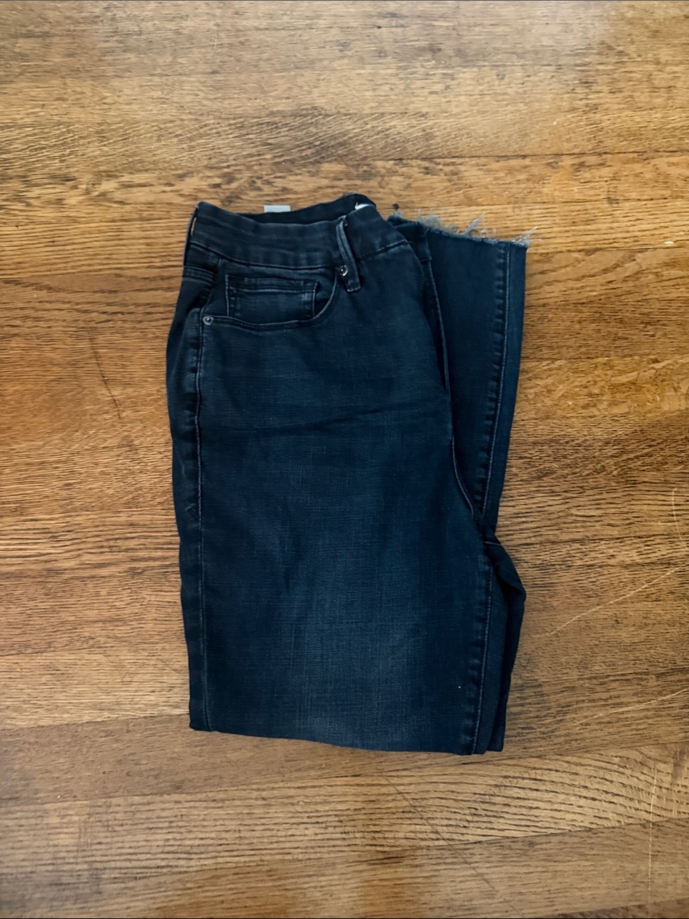 Good American Black Skinny Jeans with Raw Edge Hem